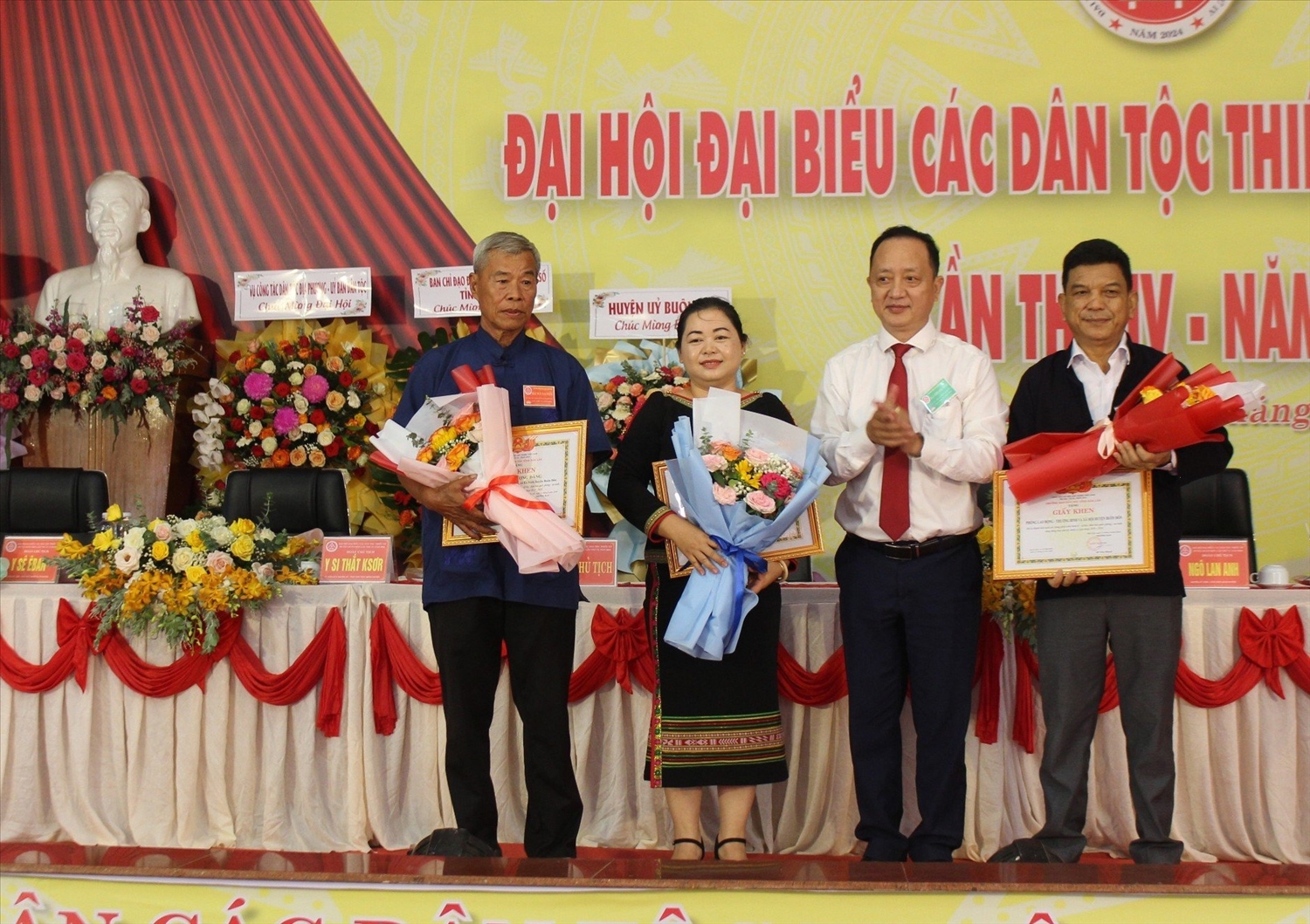 Phó trưởng Ban Dân tộc tỉnh Đắk Lắk Hà Huy Quang tặng Giấy khen của Ban Dân tộc tỉnh cho các cá nhân Phó trưởng Ban Dân tộc tỉnh Đắk Lắk Hà Huy Quang tặng Giấy khen của Ban Dân tộc tỉnh cho các cá nhân