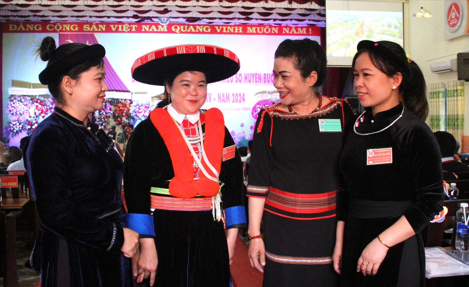 Trưởng Ban Dân tộc tỉnh Đắk Lắk H’Yâo Knul (thứ 2 bên phải) thăm hỏi các đại biểu Trưởng Ban Dân tộc tỉnh Đắk Lắk H’Yâo Knul (thứ 2 bên phải) thăm hỏi các đại biểu