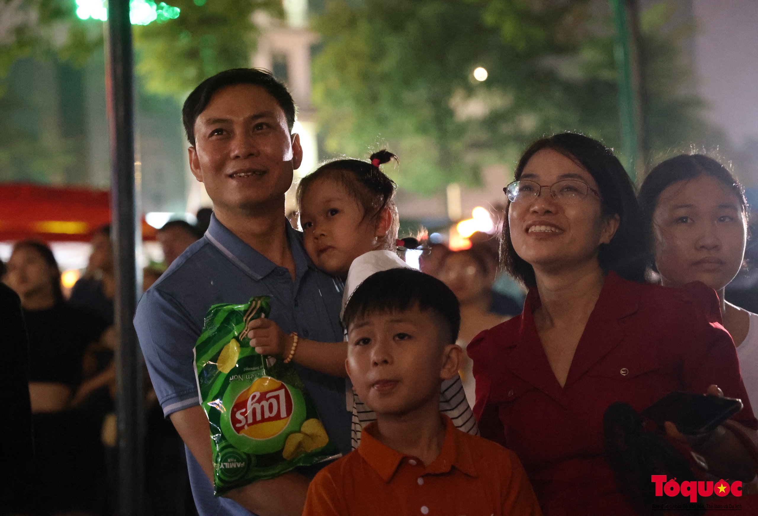 Pháo hoa rực sáng trời đêm Việt Trì trong dịp Giỗ Tổ Hùng Vương - Ảnh 17. Pháo hoa rực sáng trời đêm Việt Trì trong dịp Giỗ Tổ Hùng Vương - Ảnh 17.