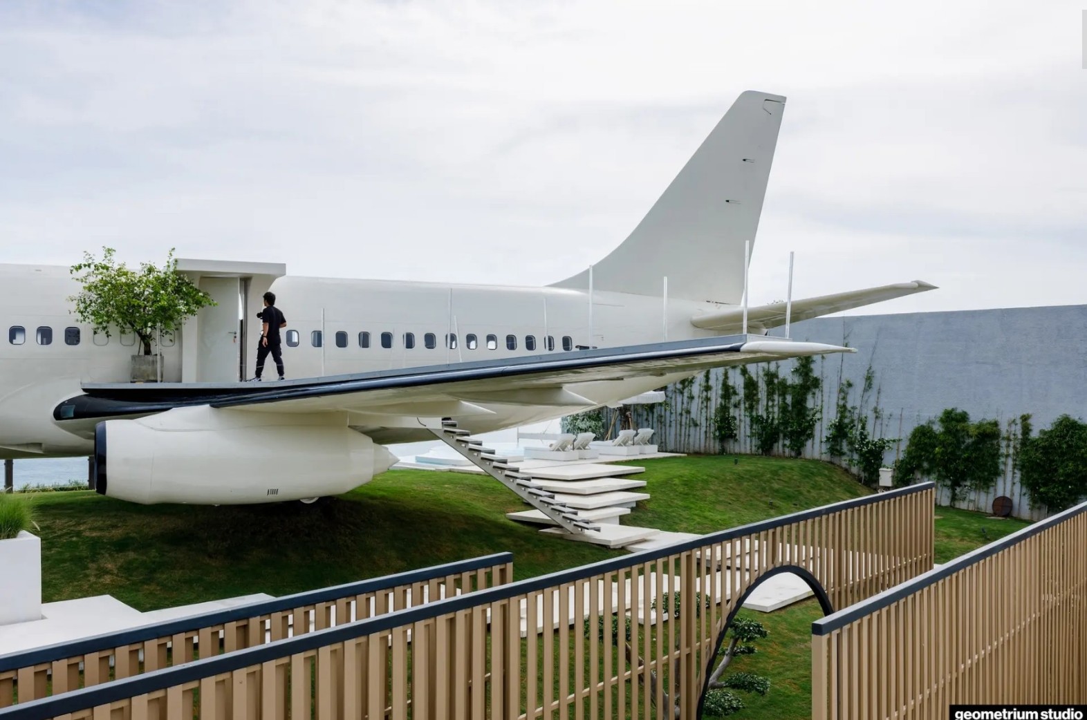 Boeing 737 biến thành dinh thự siêu sang treo trên vách đá- Ảnh 3. Boeing 737 biến thành dinh thự siêu sang treo trên vách đá- Ảnh 3.
