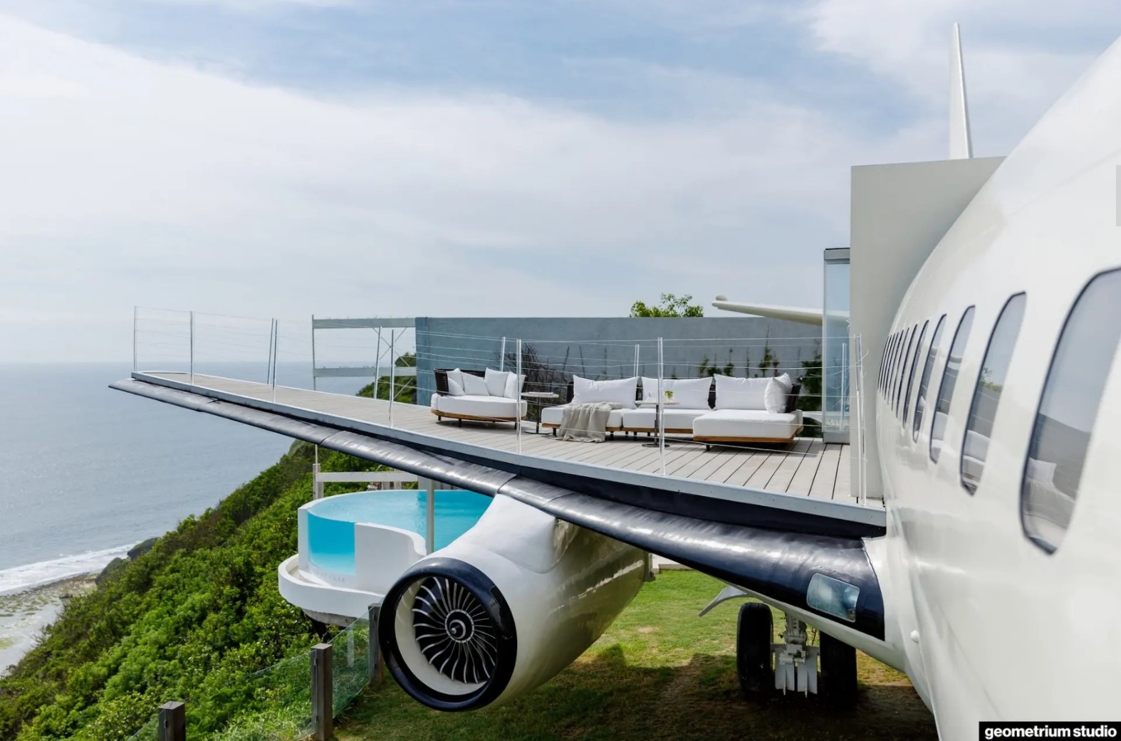 Boeing 737 biến thành dinh thự siêu sang treo trên vách đá- Ảnh 4. Cánh máy bay được biến thành ban công với hướng nhìn ra biển