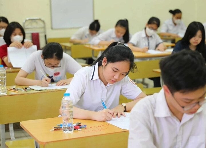 Today, Hanoi students submitted registration forms to enroll in grade 10. (Illustration)