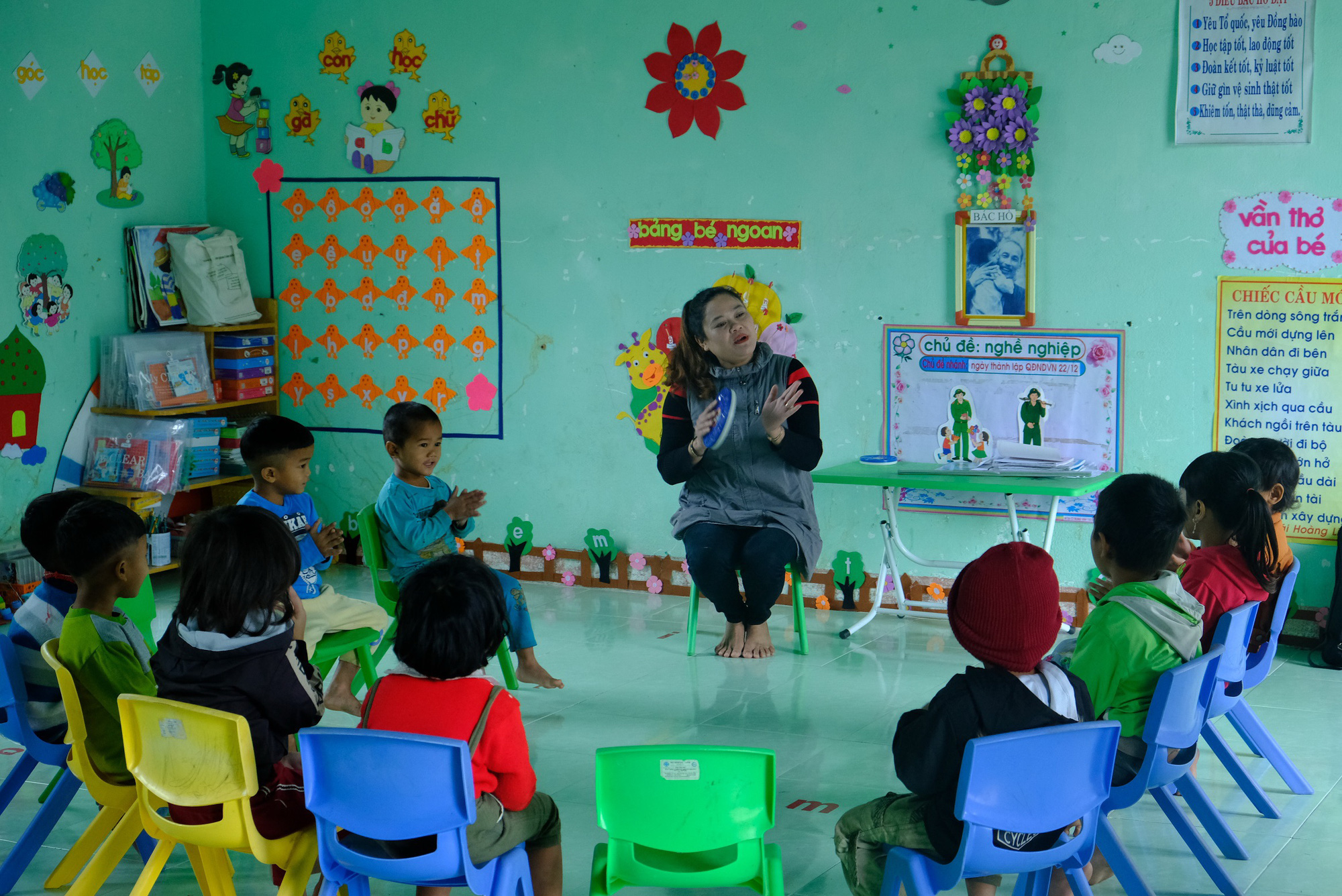 Cô Đinh Thị Bích Thuận và các bé Trường mầm non Đắk Ra Pân, xã Sơn Long, huyện Sơn Tây, Quảng Ngãi trong giờ học - Ảnh: TRẦN MAI Cô Đinh Thị Bích Thuận và các bé Trường mầm non Đắk Ra Pân, xã Sơn Long, huyện Sơn Tây, Quảng Ngãi trong giờ học - Ảnh: TRẦN MAI