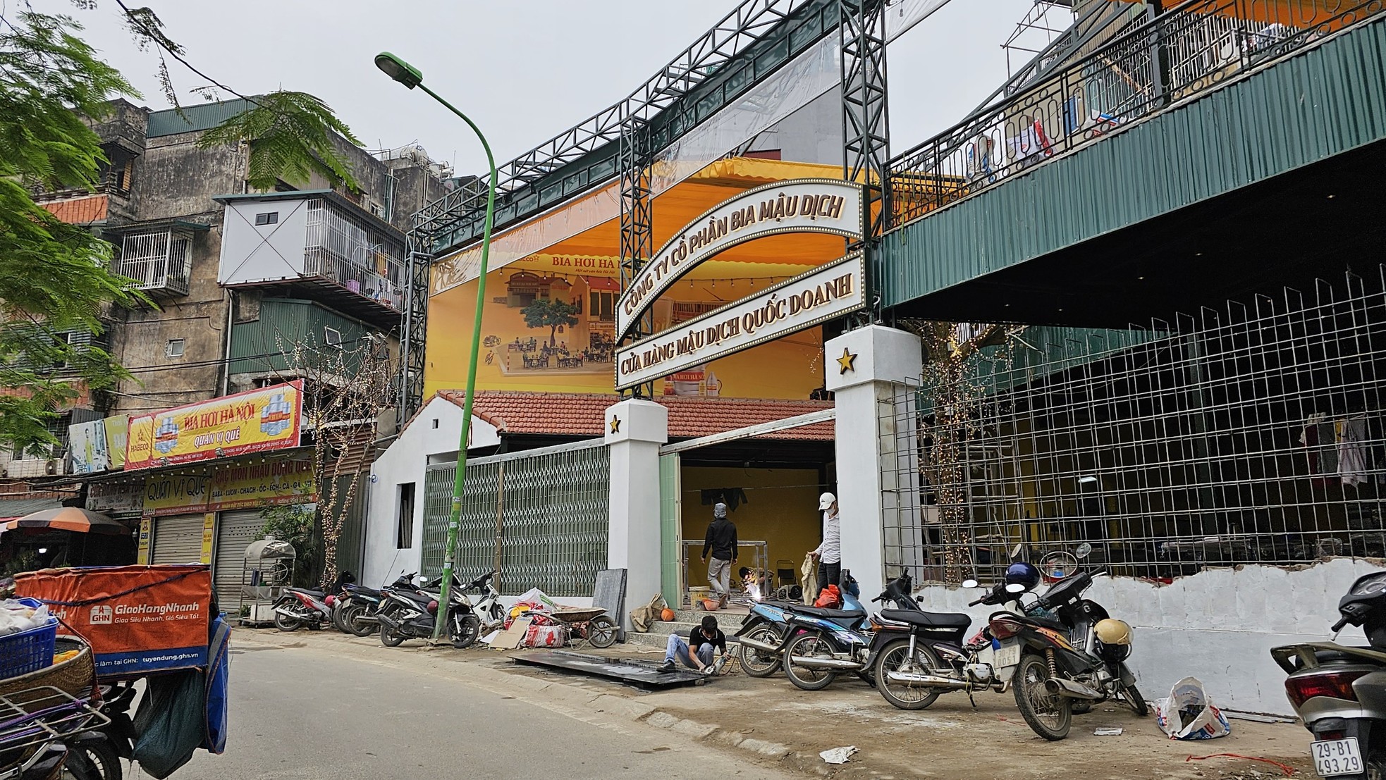 Nhà hàng, quán nhậu bủa vây khu tập thể cũ ở Hà Nội ảnh 10
