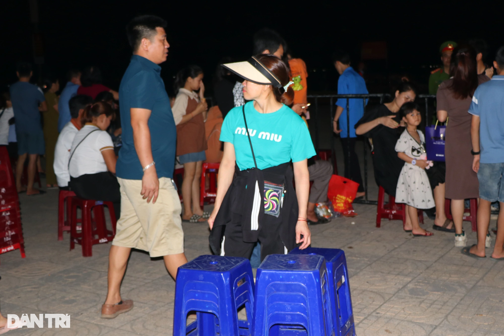 Đắt khách thuê ghế, chủ quán kiếm nửa triệu bạc đêm khai hội biển - 3 Đắt khách thuê ghế, chủ quán kiếm nửa triệu bạc đêm khai hội biển - 3