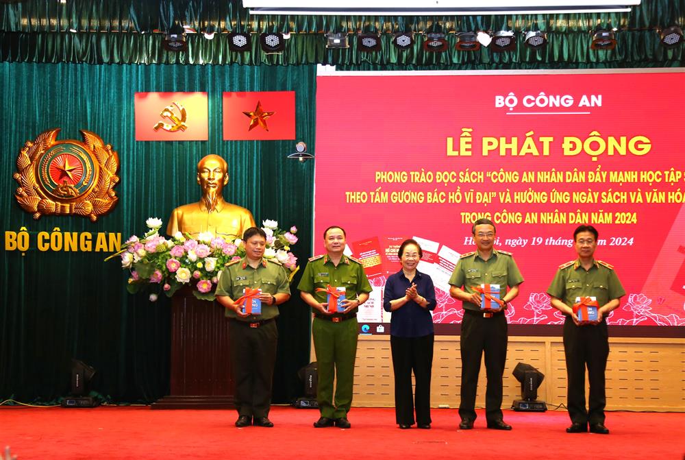 Thứ trưởng Trần Quốc Tỏ, Chủ tịch Hội Khuyến học Việt Nam Nguyễn Thị Doan tặng sách các đơn vị.