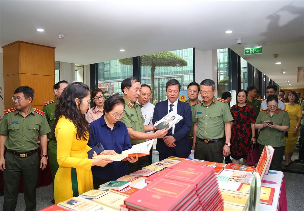 Các đại biểu tham quan triển lãm sách.