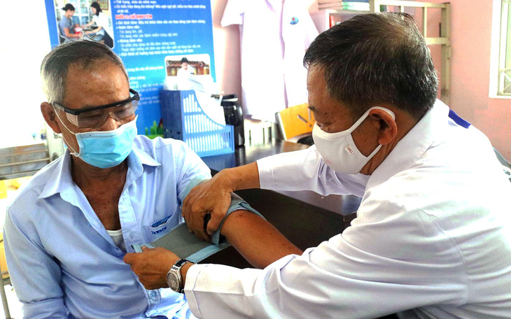 Thuốc tuyến y tế cơ sở chưa đáp ứng, sở kiến nghị bộ sớm hướng dẫn- Ảnh 3. Về hưu và về tuyến y tế cơ sở