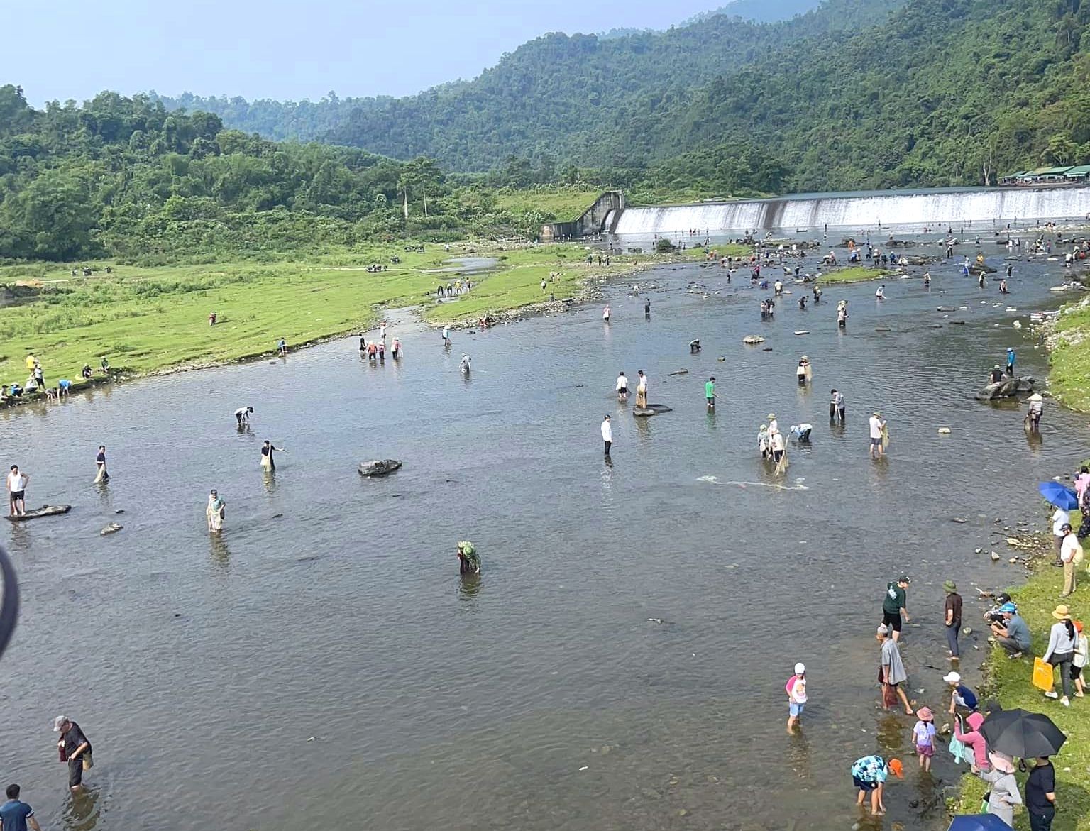 Cả nghìn người mang chài lưới ra sông thi bắt cá ảnh 15