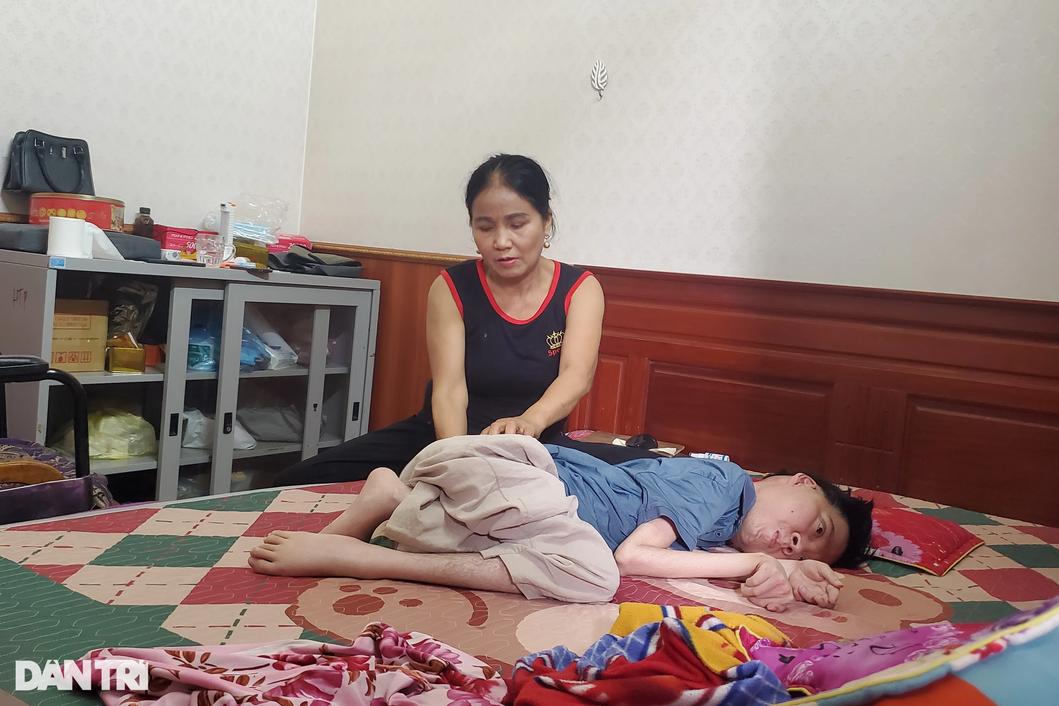 Chàng trai làm thơ bằng 1 ngón tay cưới được vợ đẹp - 2 Chàng trai làm thơ bằng 1 ngón tay cưới được vợ đẹp - 2