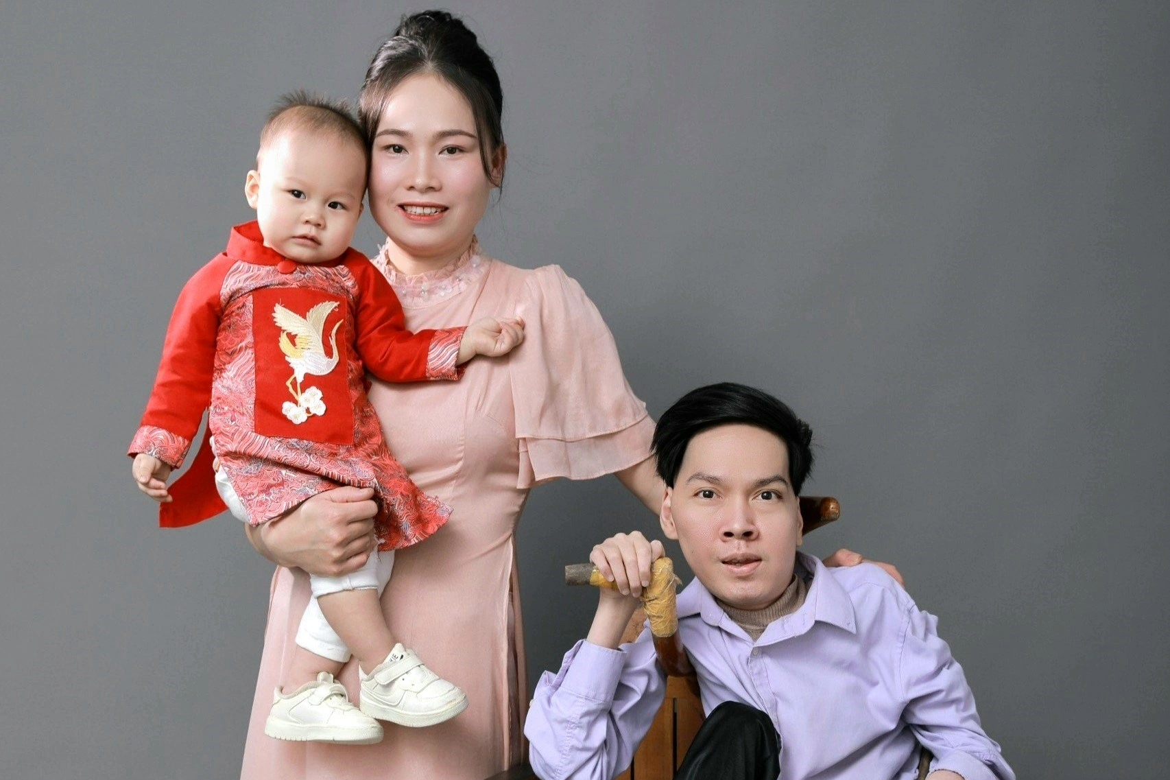 Chàng trai làm thơ bằng 1 ngón tay cưới được vợ đẹp - 4 Chàng trai làm thơ bằng 1 ngón tay cưới được vợ đẹp - 4