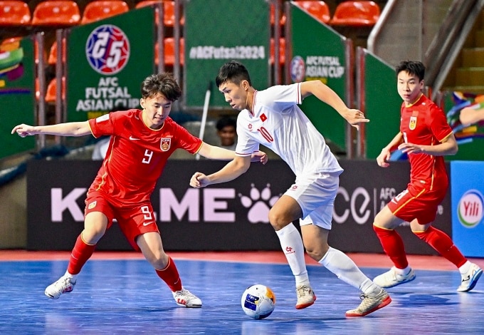 Nguyễn Thịnh Phát (áo trắng) bỏ lỡ nhiều cơ hội đối mặt trước Trung Quốc. Ảnh: AFC