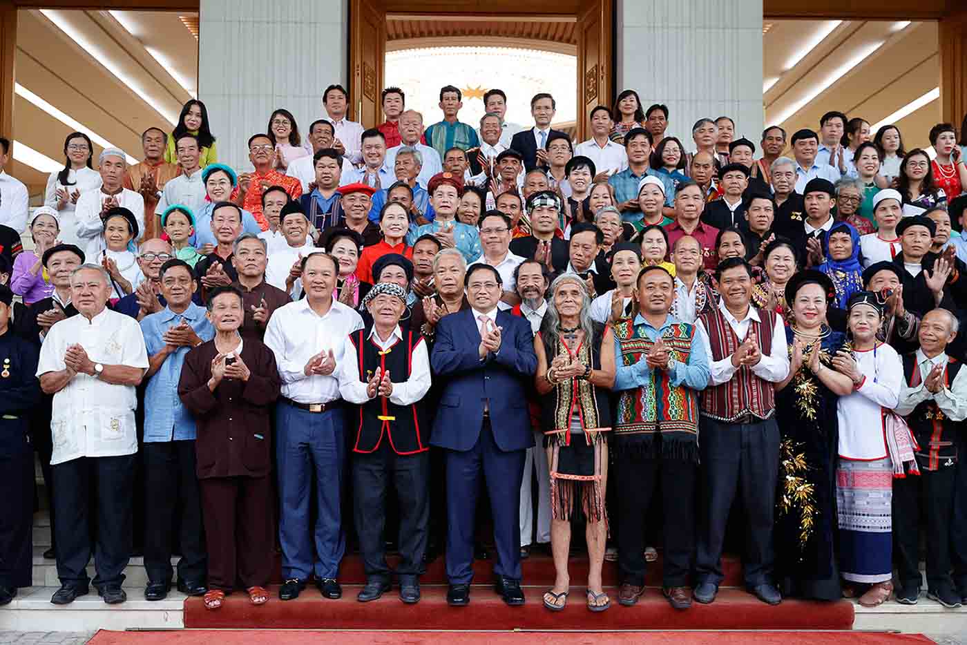 Thủ tướng Chính phủ chụp ảnh lưu niệm cùng các già làng, trưởng bản, nghệ nhân, người có uy tín. Ảnh: VGP