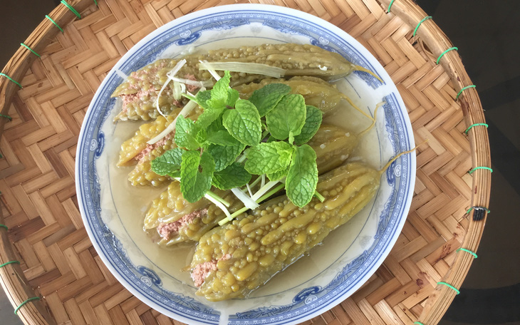 Độc đáo món cocktail làm từ khổ qua- Ảnh 4. Món khổ qua hầm thịt kiêu hãnh của má