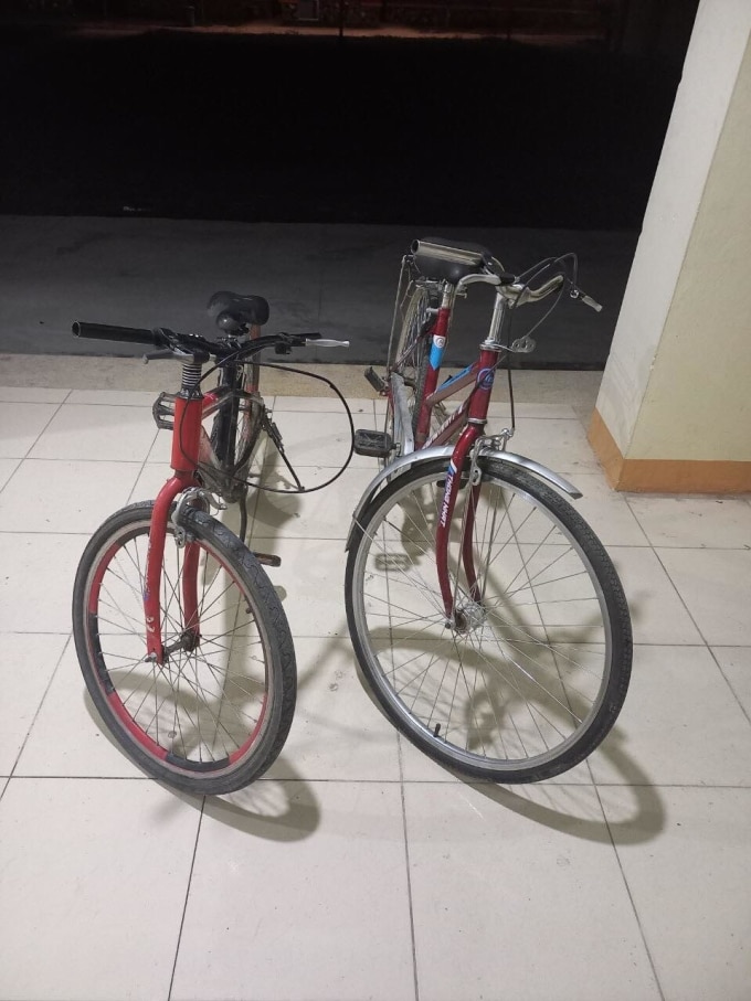 Hai chiếc xe đạp anh em Chu và Hình di chuyển từ Mường Chà (nghi là huyện Mường Chà, tỉnh Điện Biên) xuống Hà Nội tìm mẹ. Ảnh: Công an huyện Mai Châu