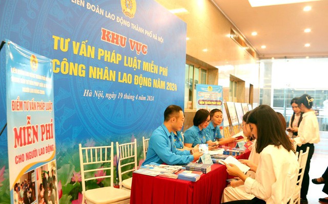 Hà Nội phát động tháng An toàn vệ sinh lao động, gần 200 công nhân được khám sức khỏe miễn phí- Ảnh 3. Hà Nội phát động tháng An toàn vệ sinh lao động, gần 200 công nhân được khám sức khỏe miễn phí- Ảnh 3.
