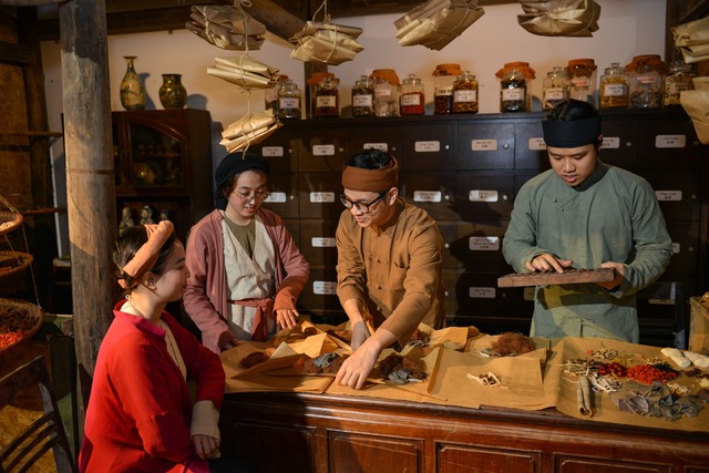 Giữ nét đẹp của nghề truyền thống trên phố cổ Hà Nội - Ảnh 2. Giữ nét đẹp của nghề truyền thống trên phố cổ Hà Nội - Ảnh 2.
