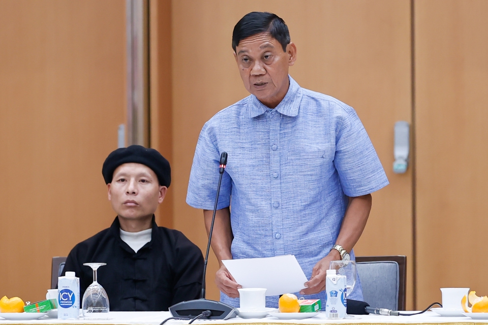 Đại diện các già làng, trưởng bản, nghệ nhân, người có uy tín phát biểu ý kiến tại cuộc gặp - Ảnh: VGP/Nhật Bắc