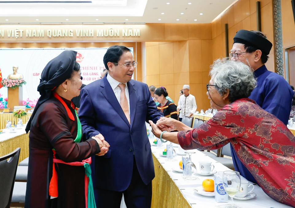 Thủ tướng cùng các già làng, trưởng bản, nghệ nhân, người có uy tín - Ảnh: VGP/Nhật Bắc