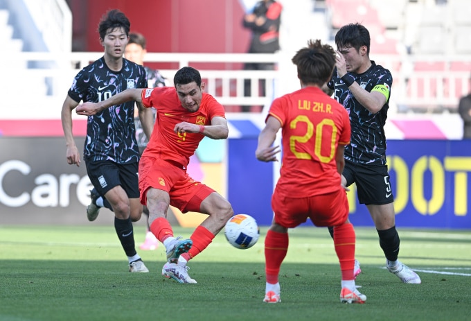 Tiền đạo Behram Abduweli (áo đỏ trái) phung phí nhiều cơ hội trước khung thành Hàn Quốc. Ảnh: AFC