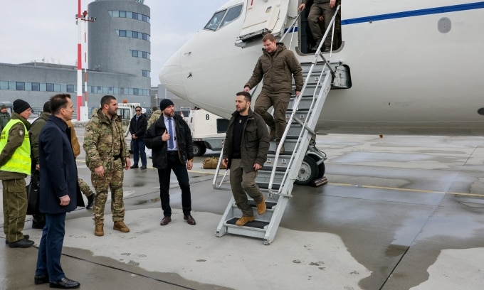 Tổng thống Ukraine Volodymyr Zelensky tại sân bay Rzeszow-Jasionka, Ba Lan, hồi tháng 12/2022. Ảnh: Reuters