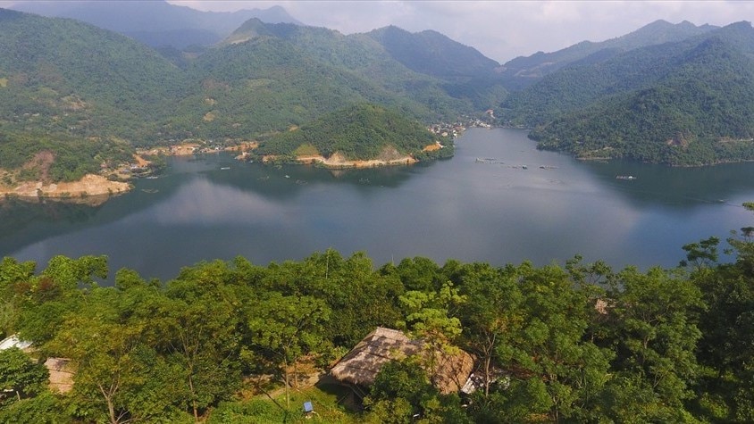 Vẻ đẹp hoang sở của Khu du lịch Hồ Hòa Bình. Ảnh: Minh Nguyễn