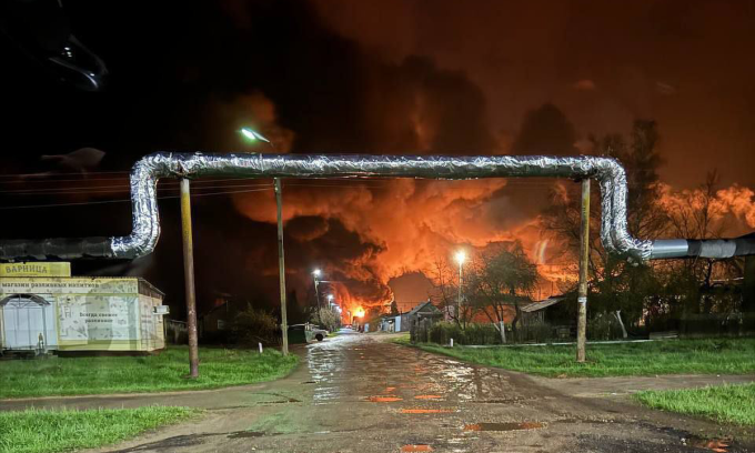 Cơ sở năng lượng Nga ở Smolensk bị cháy đêm 19/4. Ảnh: Quân đội Ukraine