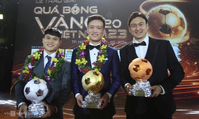 Nguyễn Hoàng Đức (giữa) đoạt Quả bóng vàng Việt Nam 2023. Ảnh: Đức Đồng