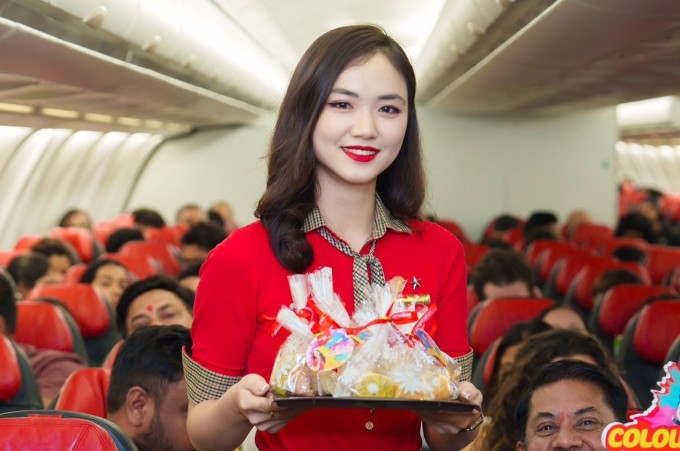 Tiếp viên hàng không Vietjet phục vụ các món ăn trên chuyến bay. Ảnh: Tài Nguyễn