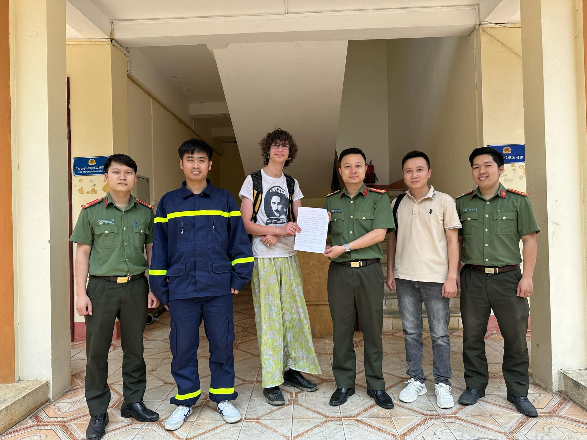 Du khách Anh viết thư cảm ơn lực lượng cứu hộ, cứu nạn - Ảnh: Công an tỉnh Lai Châu