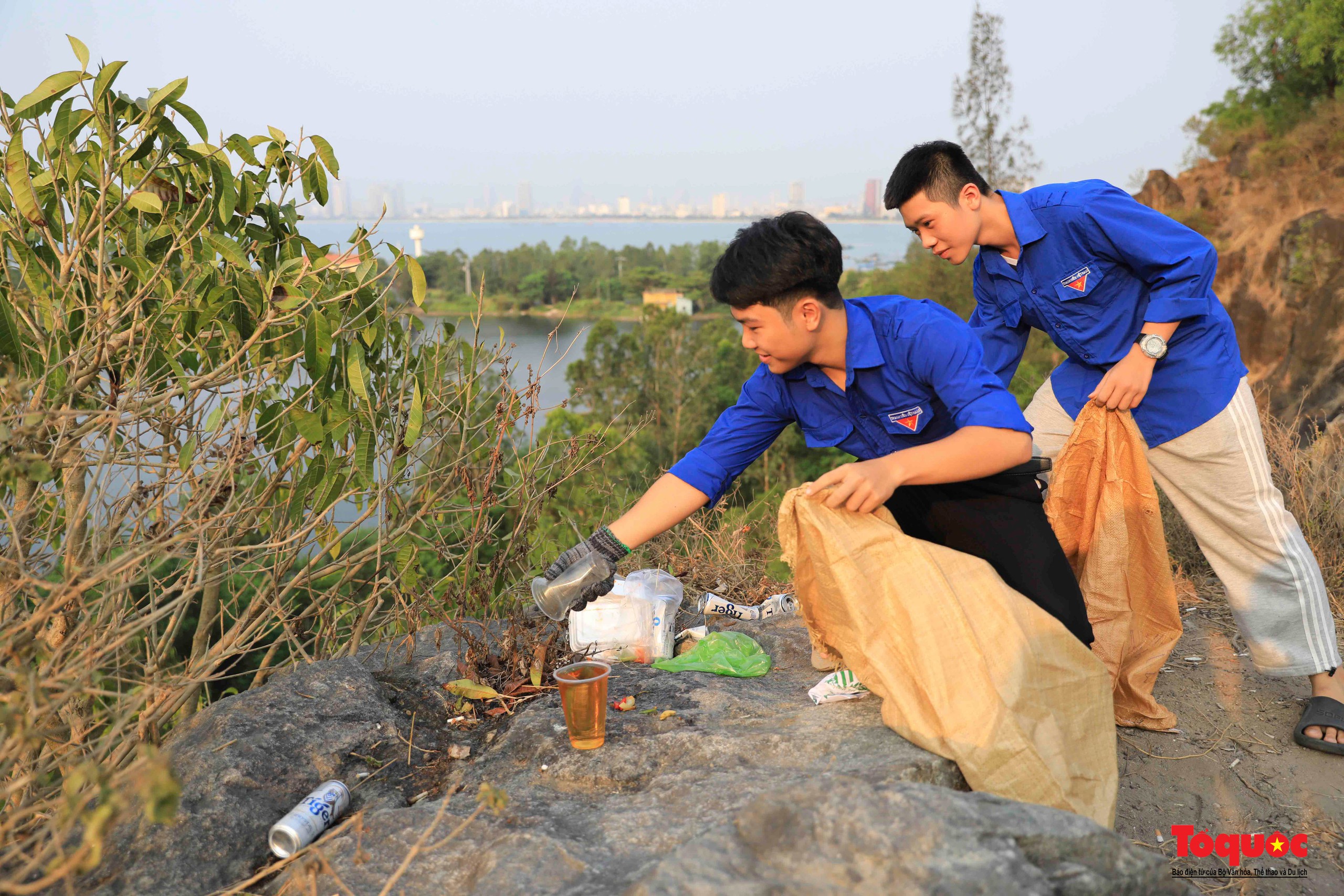 Hơn 700 người nhặt rác, kêu gọi cộng đồng chung tay xây dựng hình ảnh bán đảo Sơn Trà là “điểm đến du lịch Xanh” - Ảnh 7. Hơn 700 người nhặt rác, kêu gọi cộng đồng chung tay xây dựng hình ảnh bán đảo Sơn Trà là “điểm đến du lịch Xanh” - Ảnh 7.