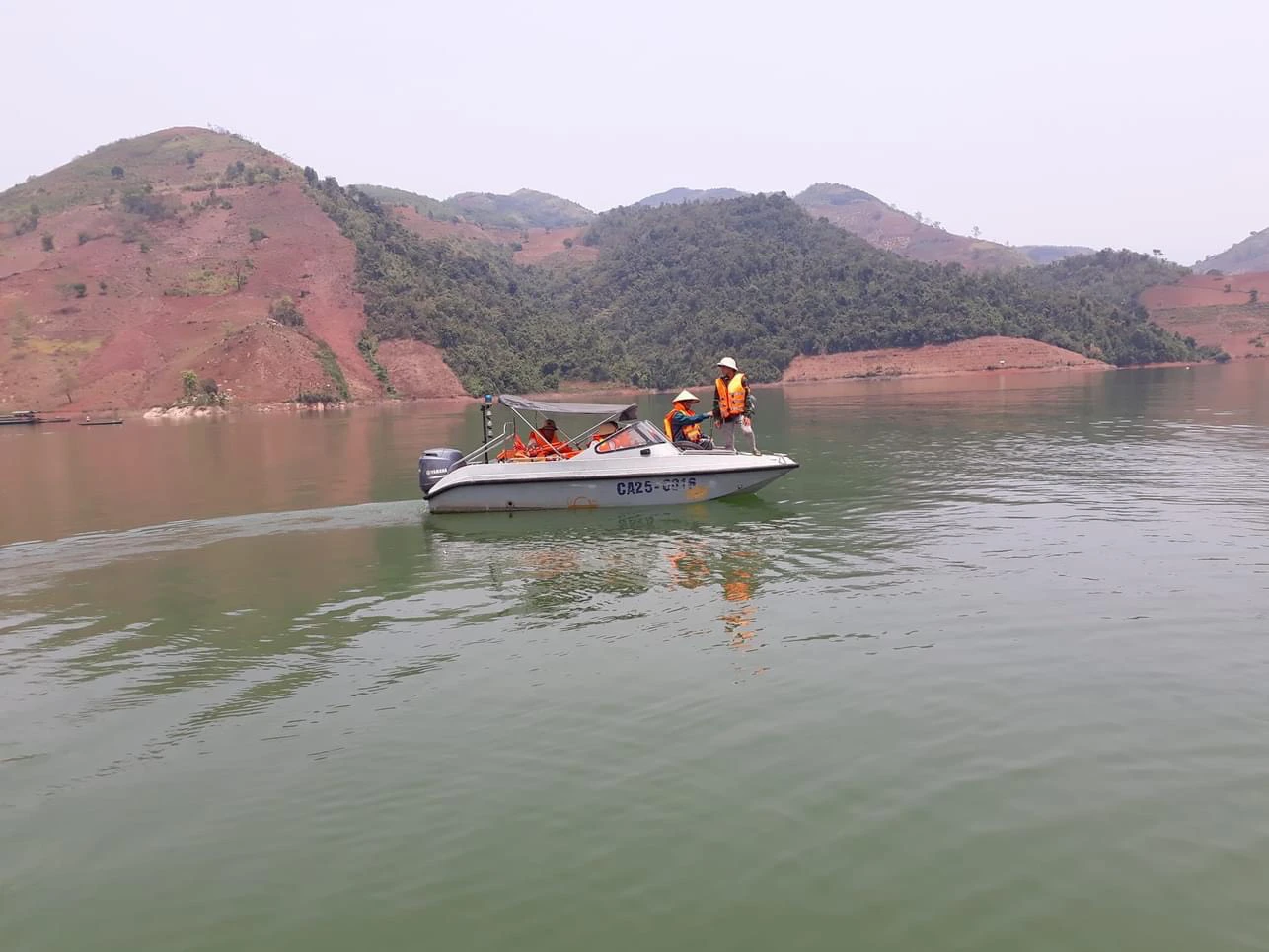 Huy động gần 400 người tìm nạn nhân mất tích vì lật thuyền ở Lai Châu- Ảnh 3. Huy động gần 400 người tìm nạn nhân mất tích vì lật thuyền ở Lai Châu- Ảnh 3.