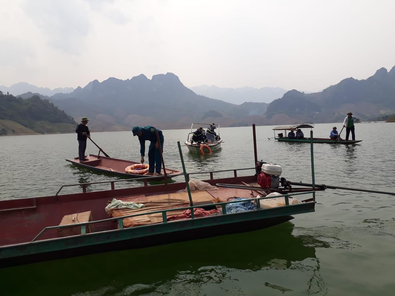 Huy động gần 400 người tìm nạn nhân mất tích vì lật thuyền ở Lai Châu- Ảnh 4. Huy động gần 400 người tìm nạn nhân mất tích vì lật thuyền ở Lai Châu- Ảnh 4.