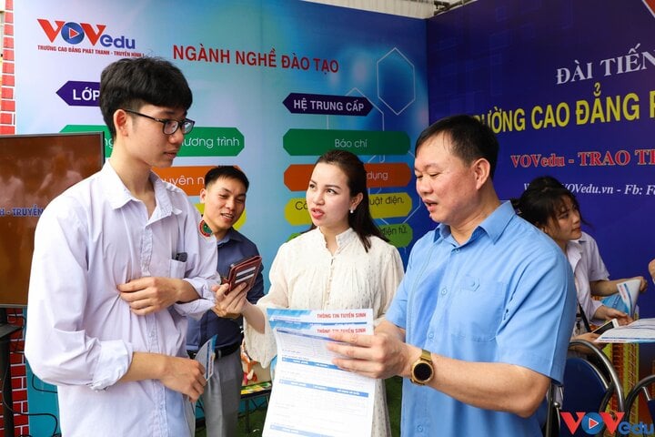 Thầy Nguyễn Văn Hùng trực tiếp tư vấn cho các em học sinh tham quan gian hàng.
