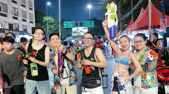 Du khách Việt tham dự lễ hội Songkran ở Bangkok hôm 12/4. Ảnh: Nguyễn Đức Huy
