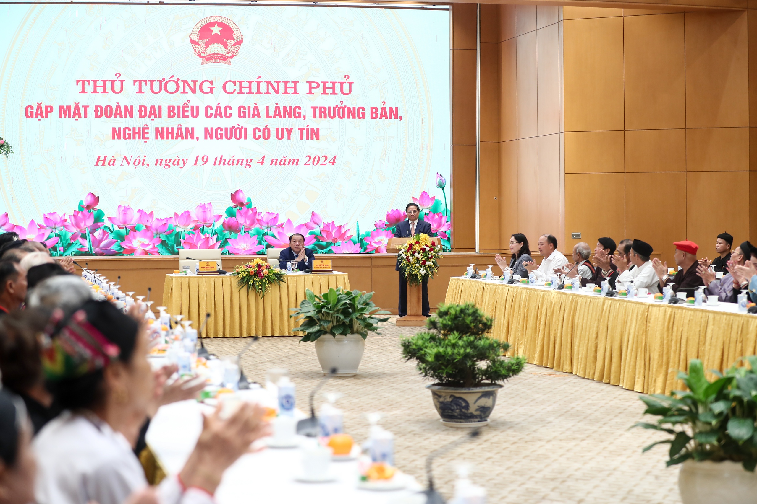 Thủ tướng Phạm Minh Chính gặp mặt các già làng, trưởng bản, nghệ nhân, người có uy tín - Ảnh 8. Thủ tướng Phạm Minh Chính gặp mặt các già làng, trưởng bản, nghệ nhân, người có uy tín - Ảnh 8.