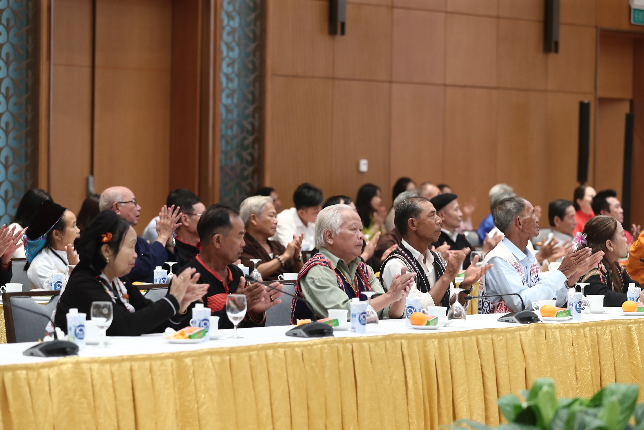 Prime Minister Pham Minh Chinh meets village elders, village chiefs, artisans, and prestigious people - Photo 10.