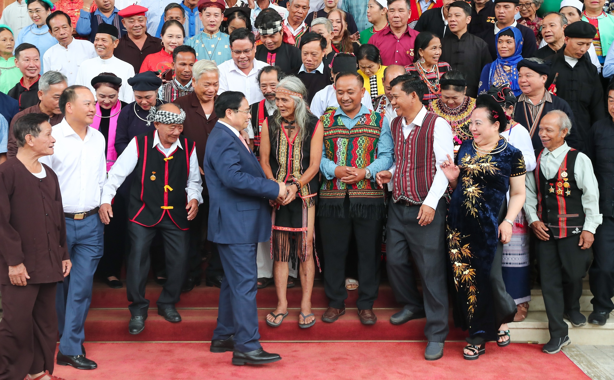 Prime Minister Pham Minh Chinh meets village elders, village chiefs, artisans, and prestigious people - Photo 13.