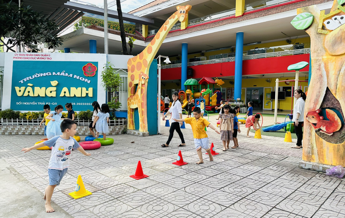 Trường mầm non công lập ở TP.HCM tính tăng học phí lên gần 8 triệu đồng/tháng- Ảnh 3. Học sinh Trường mầm non Vàng Anh, quận 5, TP.HCM trong một hoạt động trải nghiệm. Trường này dự kiến sẽ tăng học phí từ năm học 2024-2025 - Ảnh: nhà trường cung cấp