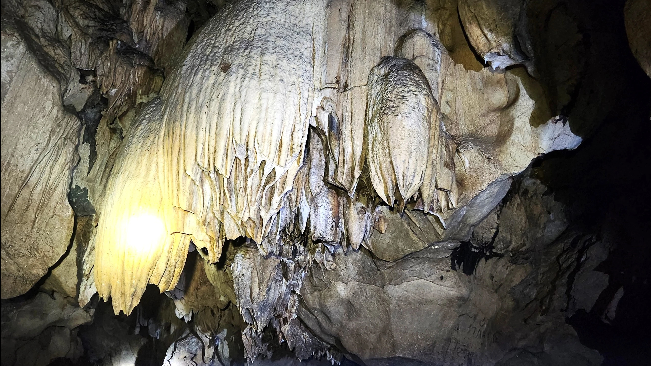 Phát lộ hang động đẹp lung linh ở Thanh Hóa- Ảnh 2. Phát lộ hang động đẹp lung linh ở Thanh Hóa- Ảnh 2.