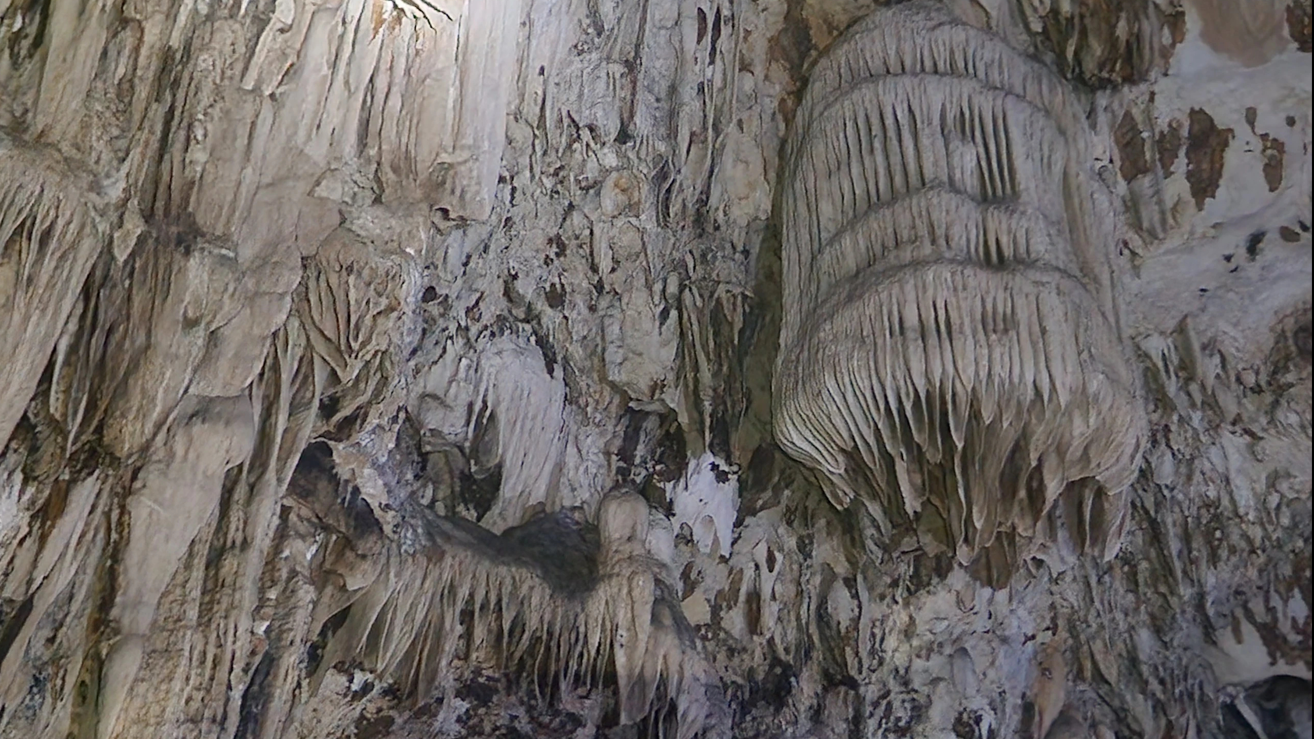 Phát lộ hang động đẹp lung linh ở Thanh Hóa- Ảnh 4. Nếu không dừng việc khai thác đá, hang động này sẽ bị vùi lấp