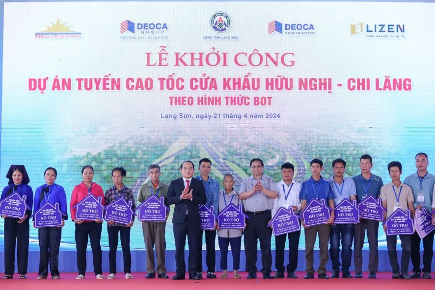 Thủ tướng Phạm Minh Chính và lãnh đạo tỉnh Lạng Sơn trao quà tặng của Ban vận động Quỹ "Vì người nghèo" tỉnh Lạng Sơn hỗ trợ cho 30 hộ dân trong vùng dự án trên địa bàn. Ảnh: VGP/Nhật Bắc