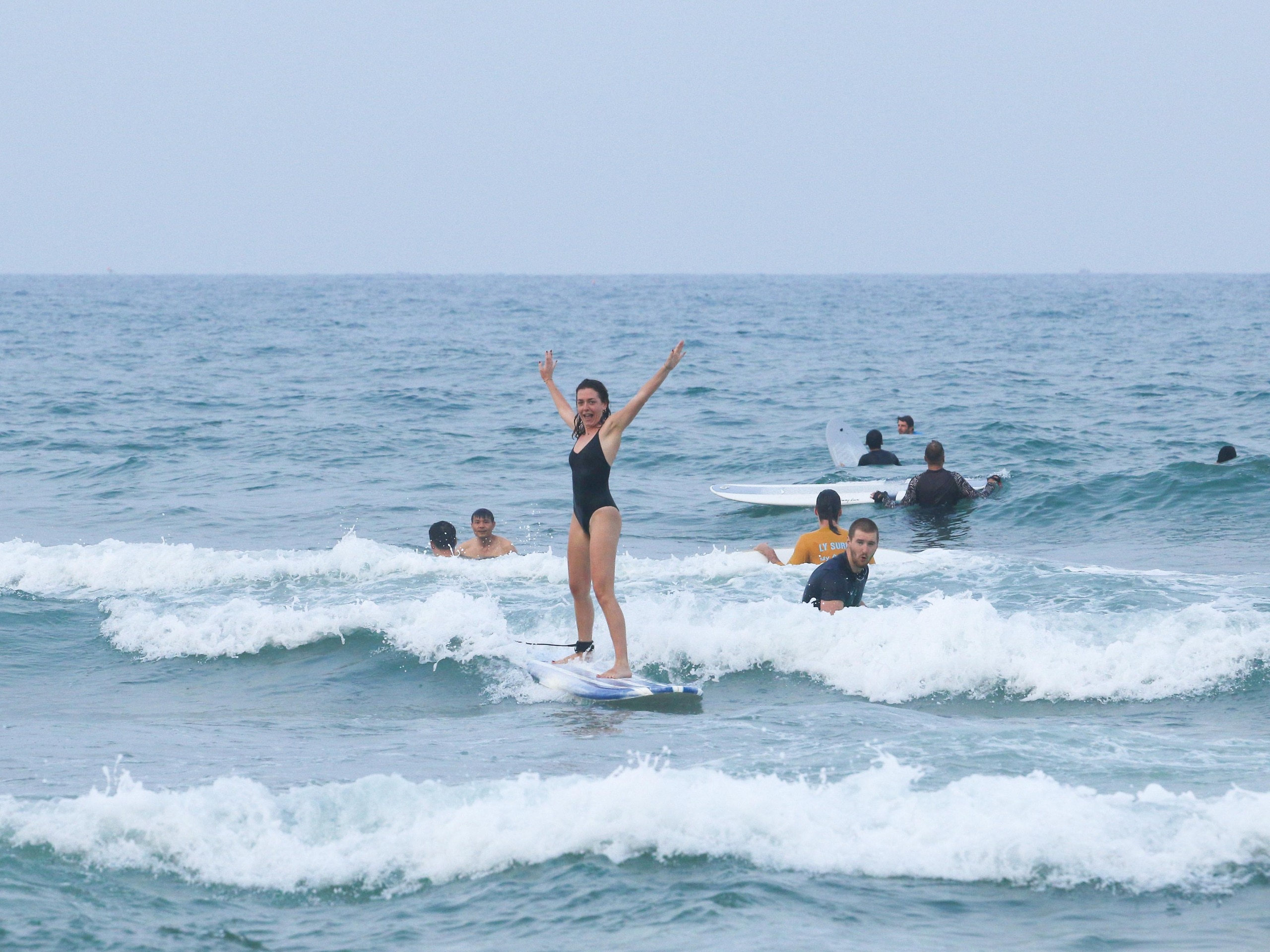 Người dân Đà Nẵng đổ ra biển giải nhiệt, khách tây hào hứng lướt ván - Ảnh 5.