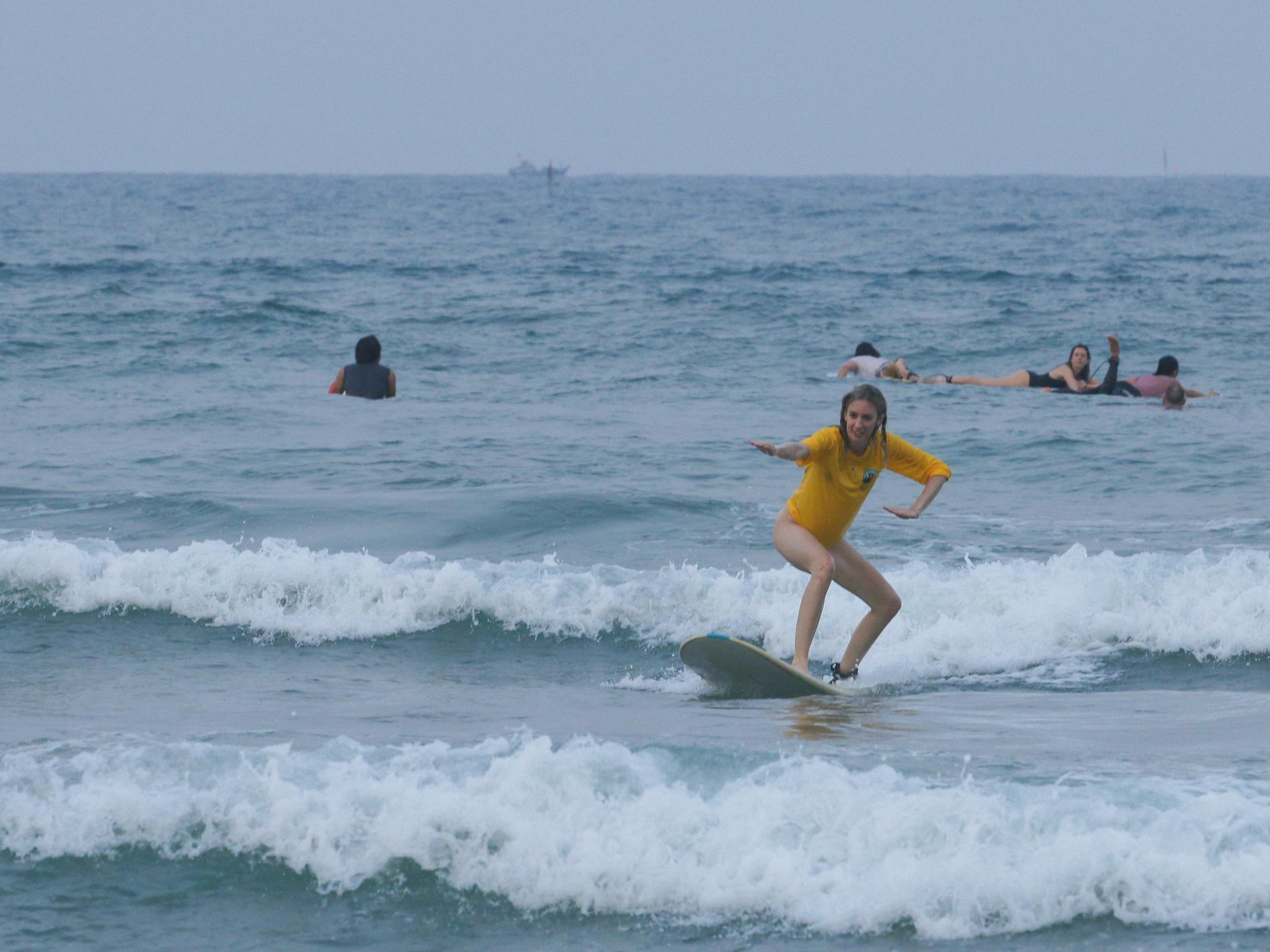 Người dân Đà Nẵng đổ ra biển giải nhiệt, khách tây hào hứng lướt ván - Ảnh 7.