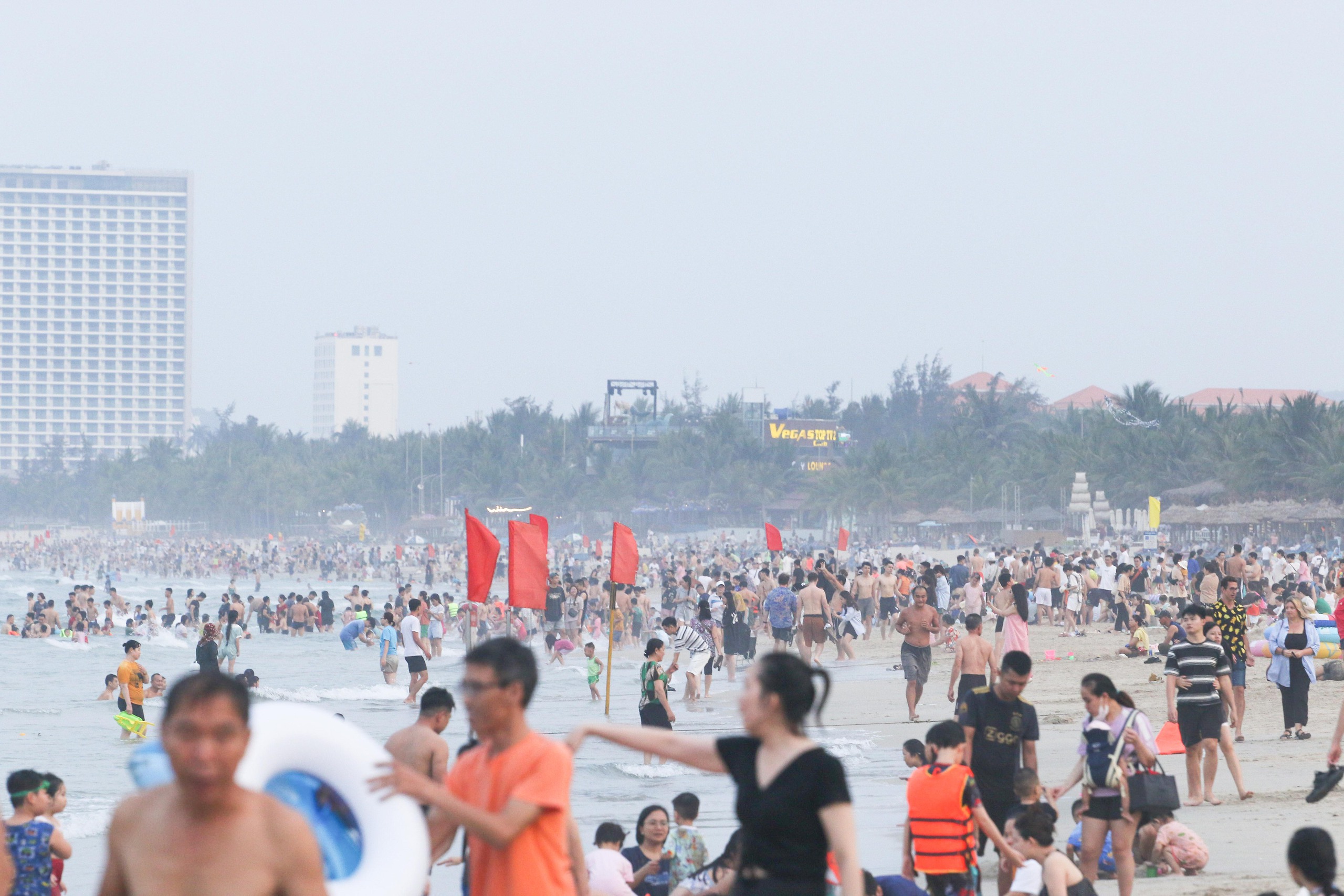 Người dân Đà Nẵng đổ ra biển giải nhiệt, khách tây hào hứng lướt ván - Ảnh 9. Đà Nẵng tổ chức chương trình “khai trương mùa du lịch biển Đà Nẵng 2024” với chủ đề “Sóng mùa hè”, nhiều hoạt động hấp dẫn với mong muốn mang đến cho người dân, du khách những trải nghiệm đáng nhớ