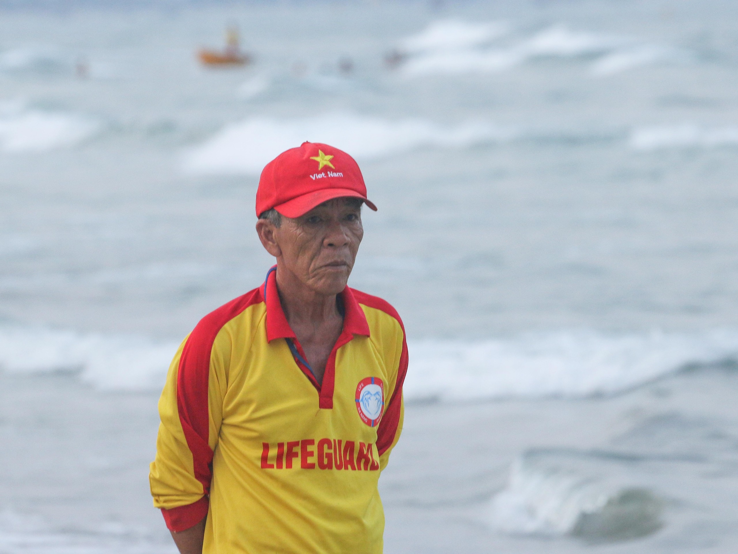 Người dân Đà Nẵng đổ ra biển giải nhiệt, khách tây hào hứng lướt ván - Ảnh 13.
