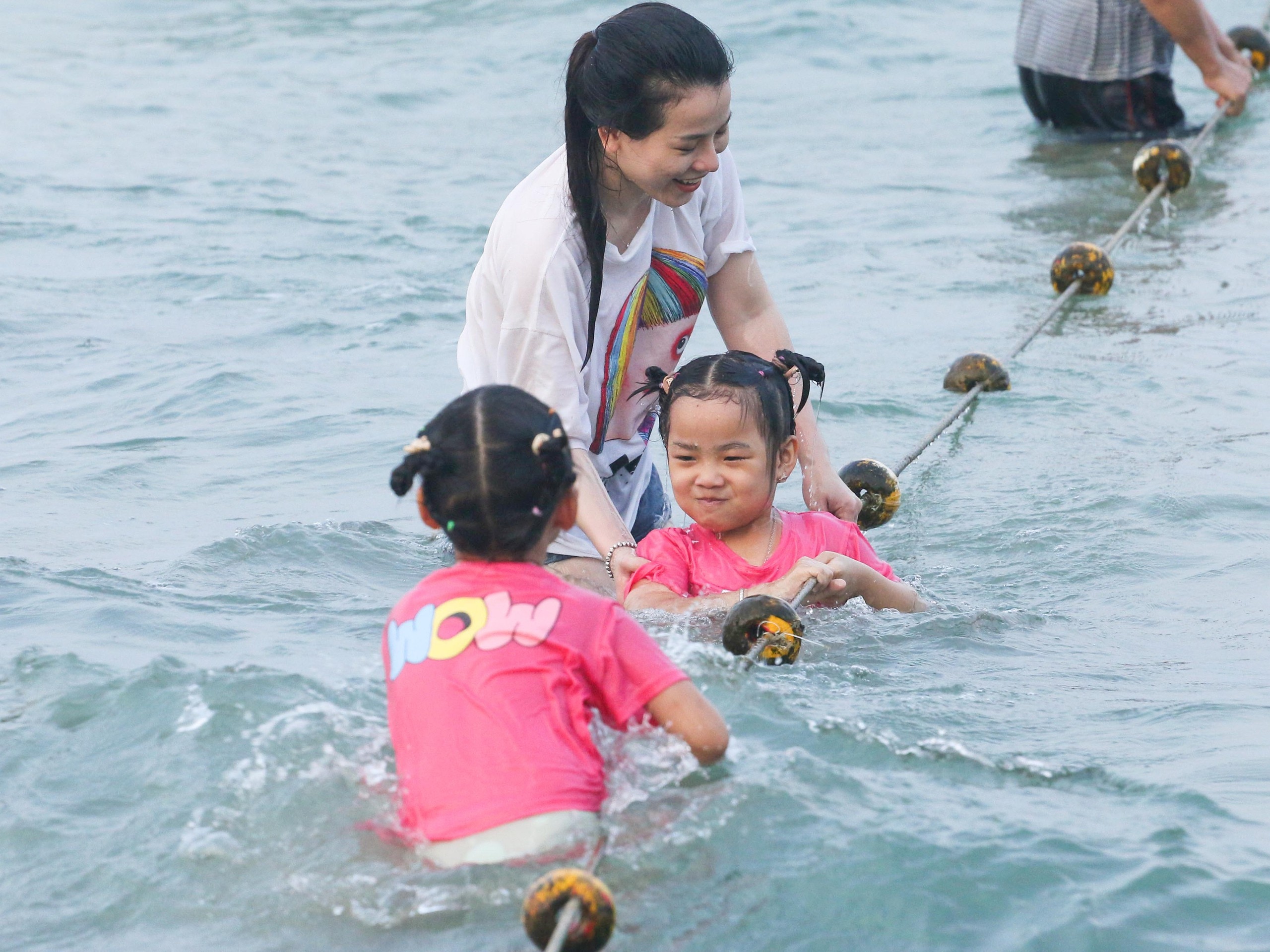 Người dân Đà Nẵng đổ ra biển giải nhiệt, khách tây hào hứng lướt ván - Ảnh 12.
