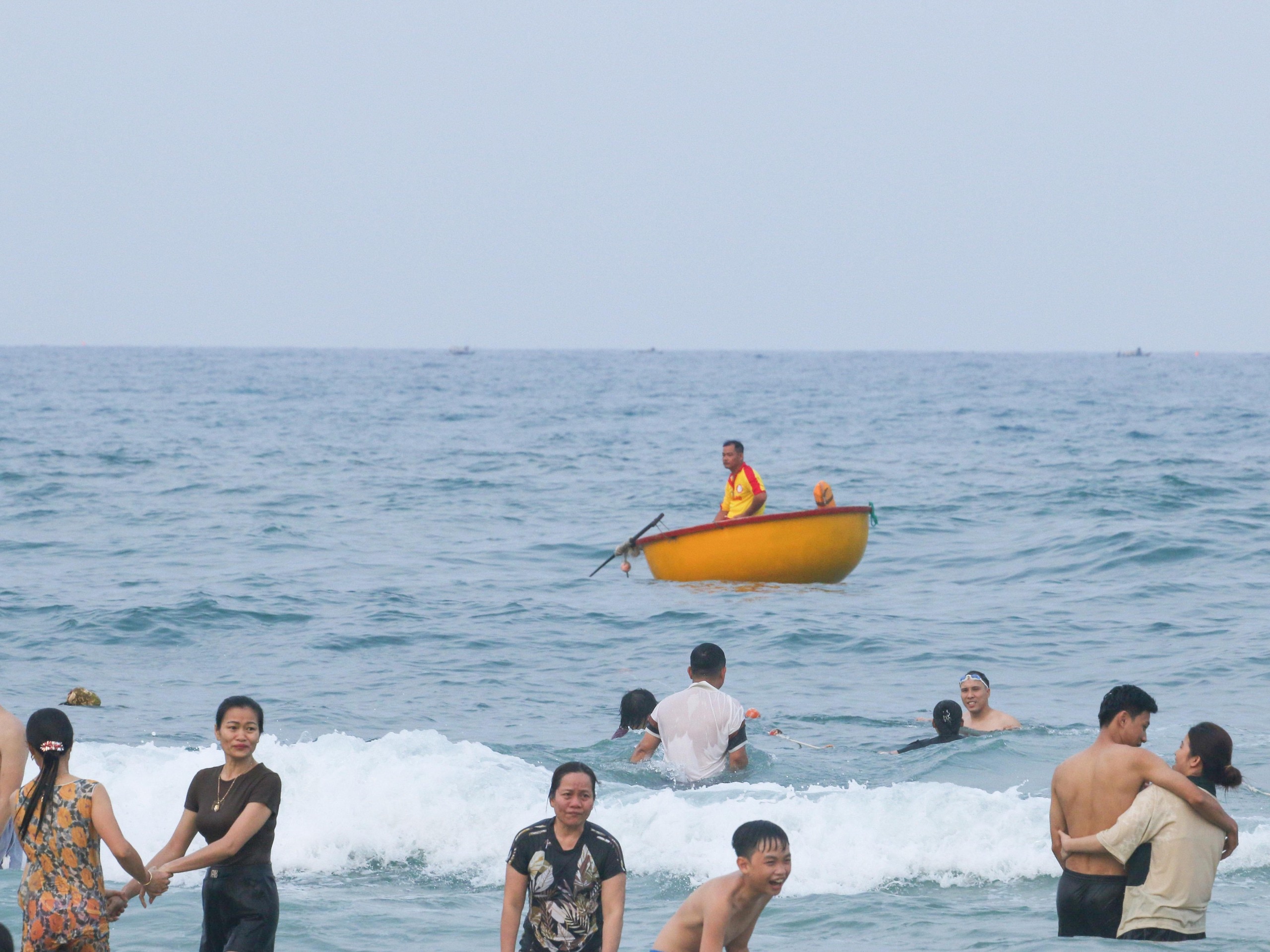 Người dân Đà Nẵng đổ ra biển giải nhiệt, khách tây hào hứng lướt ván - Ảnh 15.