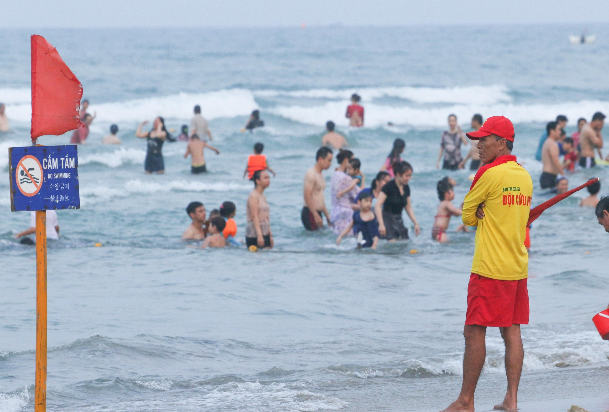 Người dân Đà Nẵng đổ ra biển giải nhiệt, khách tây hào hứng lướt ván - Ảnh 14.
