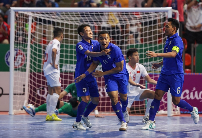 Muhammad Osamanmusa (áo xanh giữa) mở tỷ số cho Thái Lan ở phút 12. Ảnh: AFC